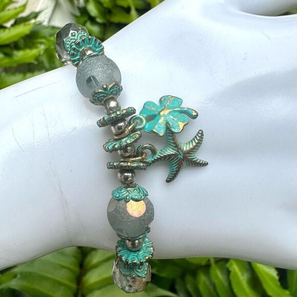 Green crystal starfish clover charm beaded stretchy bracelet - Picture 1 of 10
